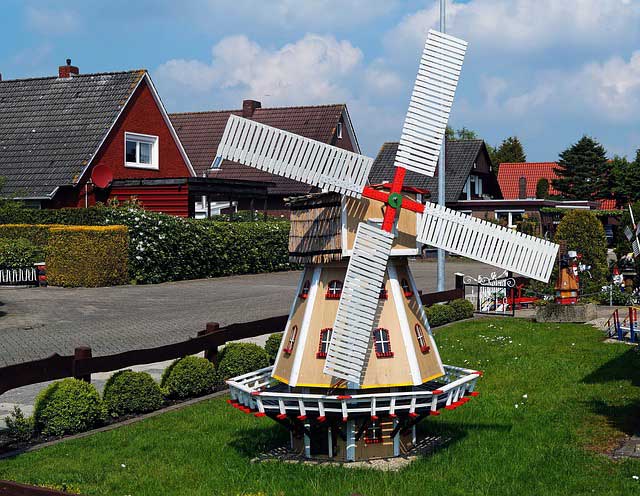 Eine Windmühle im Vorgarten